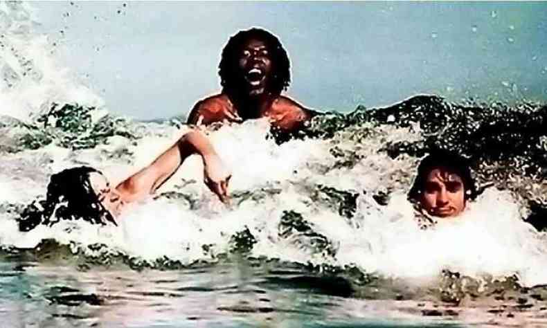 Beto Guedes, Milton Nascimento e L Borges nadam na praia de Mar Azul, nos anos 1970