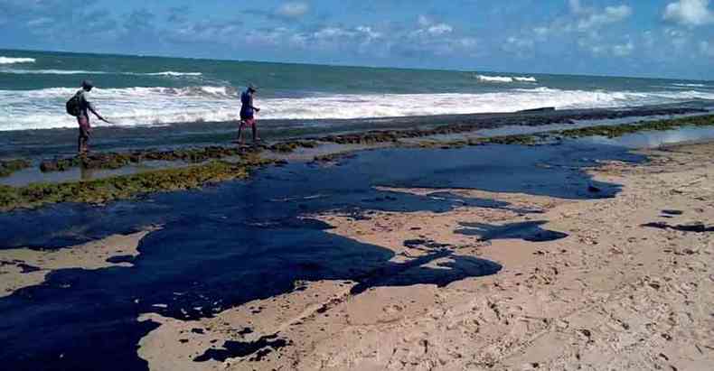Manchas de óleo atingiram as praias no Nordeste neste ano, mas com só 45% dos efluentes tratados no país, poluição escoa pelos rios até o mar(foto: Simone Santos/Projeto Praia Limpa - 12/10/19)