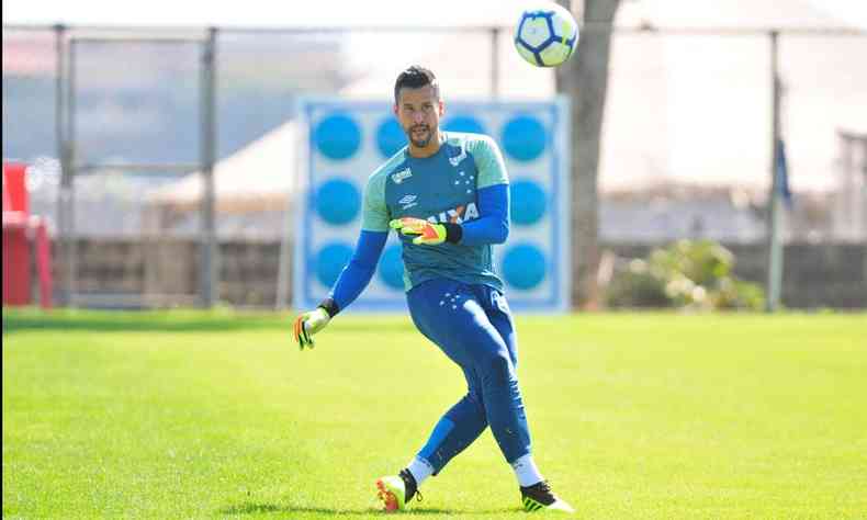 Jogador do Cruzeiro negou ontem que esteja pensando em se candidatar nas prximas eleies(foto: Gladyston Rodrigues/EM/D.A Press - 10/718)