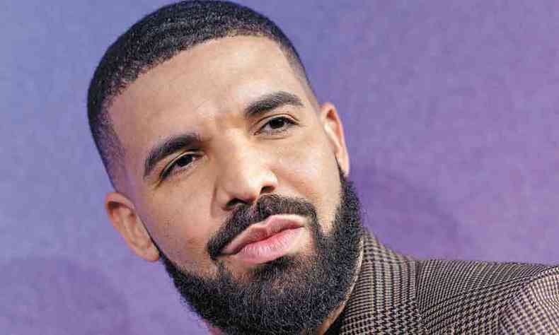 O rapper canadense Drake se apresenta no Palco Mundo na primeira noite (foto: Chris Delmas/AFP)