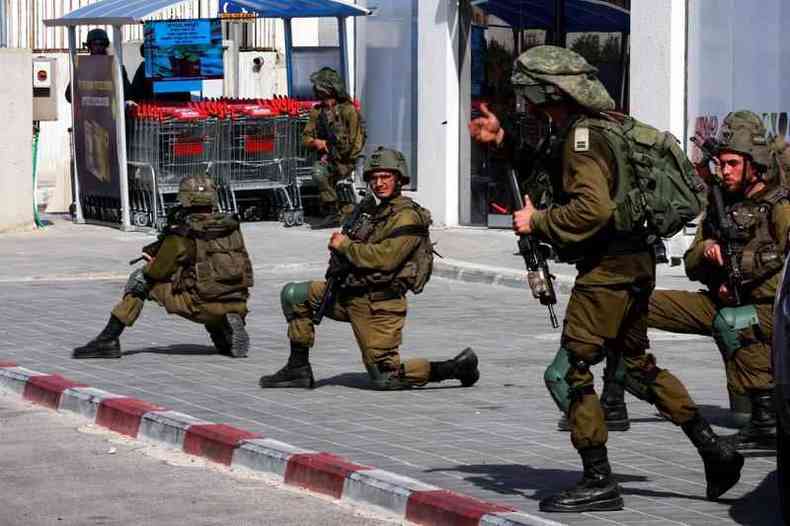 Soldados israelenses trabalham para proteger reas residenciais aps uma infiltrao em massa de homens armados do Hamas vindos da Faixa de Gaza, em Sderot, sul de Israel