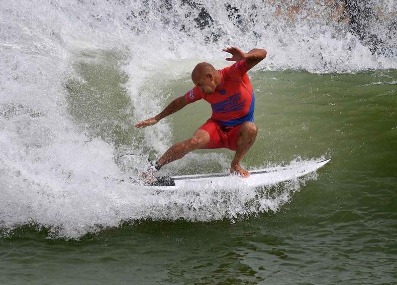 No esporte, o quase cinquent�o Kelly Slater acaba de ganhar uma etapa do Mundial de Surfe