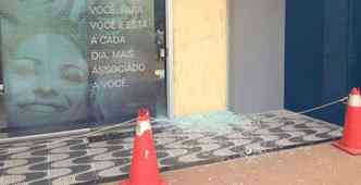 Porta da agncia do Sicoop foi quebrada pelos bandidos(foto: Polcia Militar/Divulgao)