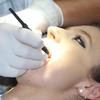 Cárie é transmissível? Posso pegar pelo beijo? Cirurgião-dentista explica