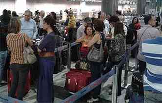 Centenas de passageiros esperam na fila de embarque uma posio da companhia area(foto: Christiane Huggins/Divulgao)