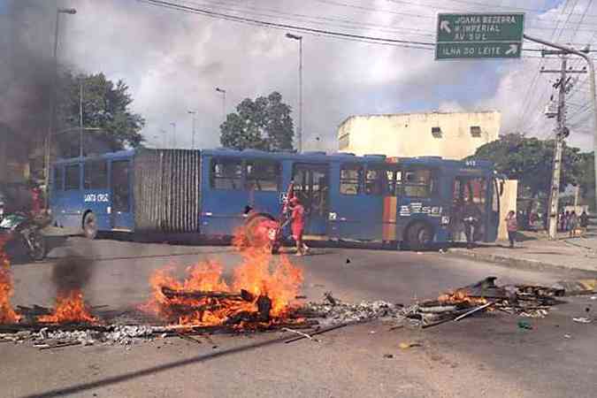 Ex-moradores da comunidade destruda pelo fogo protestaram queimando pneus em Recife(foto: Teresa Maia/DP/D.A Press)