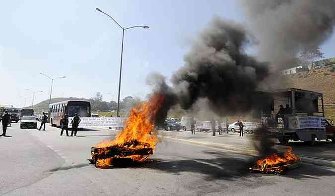 Os manifestantes queimaram caixes na rodovia(foto: Jair Amaral/EM/D.A.Press)