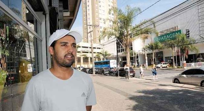Leandro Alves de Souza trabalha em loja de artigos esportivos que já foi alvo de assaltos no Buritis. Bairro é um dos que ganharão equipamentos(foto: Paulo Filgueiras/EM/D.A Press) Leandro Alves de Souza trabalha em loja de artigos esportivos que já foi alvo de assaltos no Buritis. Bairro é um dos que ganharão equipamentos(foto: Paulo Filgueiras/EM/D.A Press)