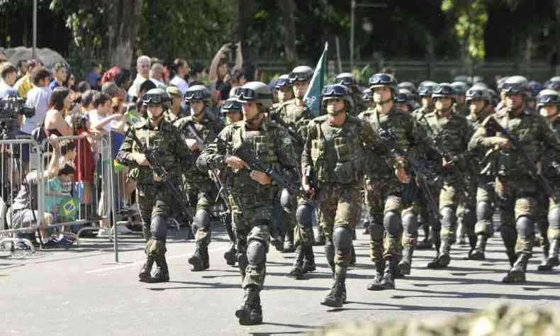 Desfile cvico militar  realizado na Avenida Afonso Pena(foto: Juarez Rodrigues/EM/DA Press)