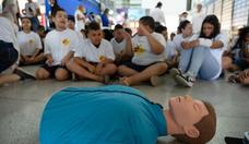 Projeto ensina tcnicas de ressuscitao  crianas e adolescentes