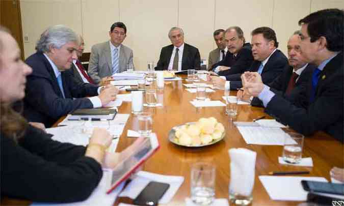 Joaquim Levy e Michel Temer (ao fundo) em mais uma reunio com senadores da base para discutir projetos com impacto nas contas do governo (foto: Marcelo Camargo/Agncia Brasil)