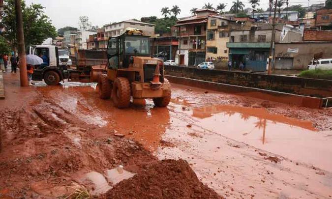 Em Contagem, na Grande BH, onde uma queda de barreira já havia provocado transtornos esta semana, sete casas foram interditadas(foto: Edésio Ferreira/EM/D.A Press) Em Contagem, na Grande BH, onde uma queda de barreira já havia provocado transtornos esta semana, sete casas foram interditadas(foto: Edésio Ferreira/EM/D.A Press)