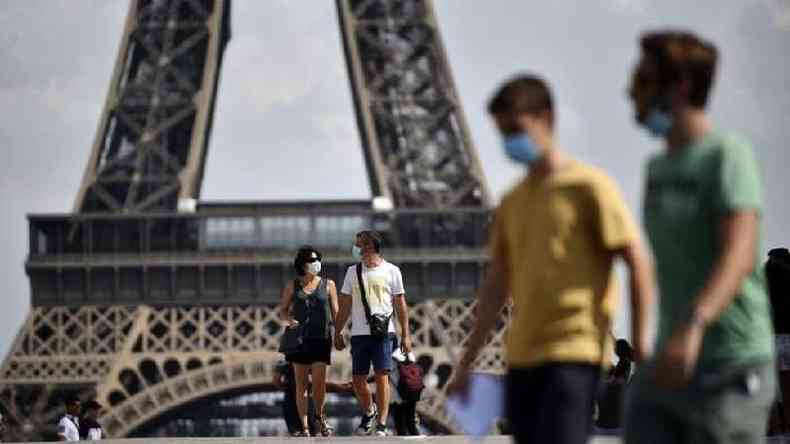 Mais de 300 cidades, como Paris, tornaram obrigatrio o uso de mscaras em algumas reas pblicas ao ar livre(foto: EPA)