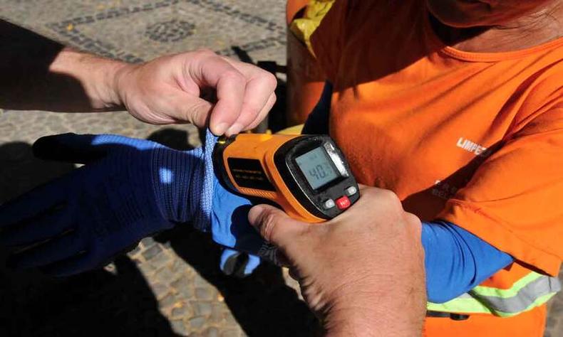 Calor dentro de uniformes E luvas costuma ser maior do que a temperatura ambiente, principalmente EM atividades exercidas à luz do sol (foto: Tulio Santos/EM/D.A.Press) Termômetro de calor mostra 40°C