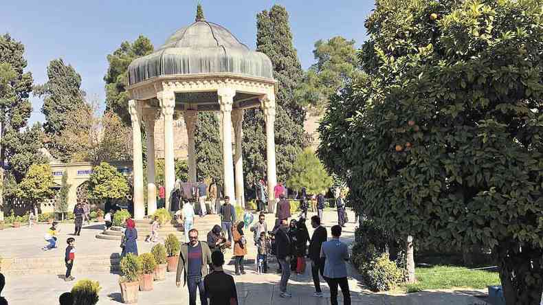 Shiraz, a cidade dos poetas, homenageia os clebres escritores com belos mausolus. O complexo Hafezieh, onde est enterrado Hafez,  cercado pelo Jardim Mussala