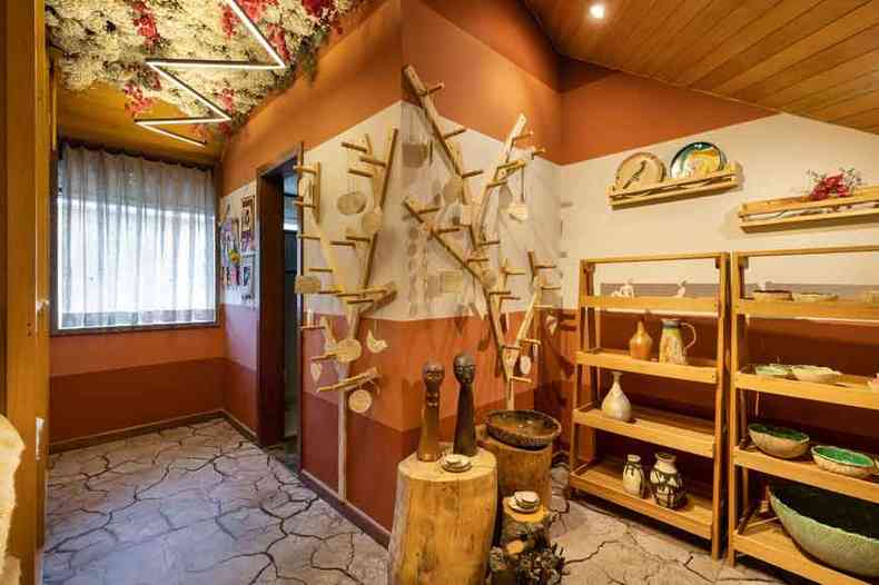  Refgio das Ceramistas - Nei Nicolato/Texturas do barro no piso, argila e sua queima nas paredes e destaque para o teto de vegetao seca do cerrado