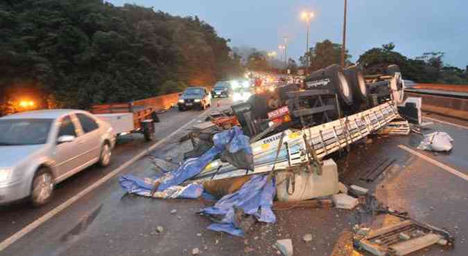 Acidente no Viaduto da Mutuca, na BR-040, causou a morte do motorista do caminho(foto: Marcos Michelin/EM/DA. Press)