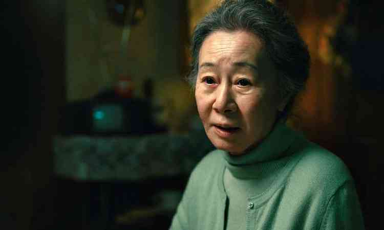 Close no rosto da atriz Yuh-Jung Youn, que interpreta Sunja na srie Pachinko
