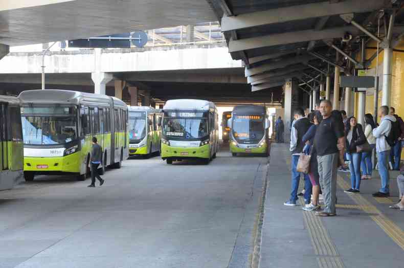 Vtima aguardava nibus para ir ao trabalho quando foi surpreendida