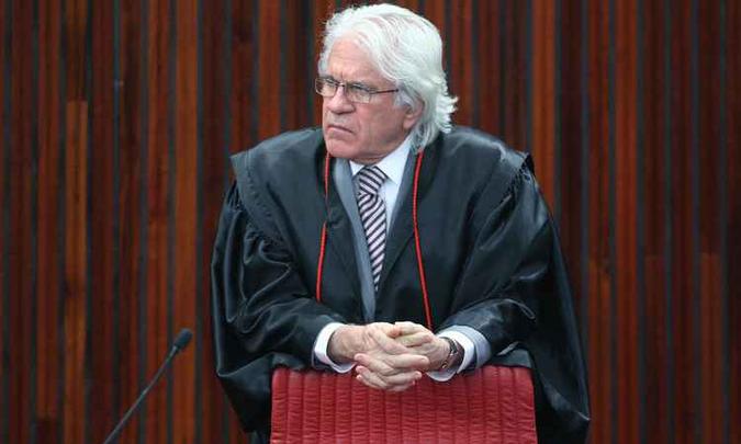 'Corro o perigo de descambar para palavras que no devo dizer em respeito ao tribunal', afirmou Napoleo Maia(foto: Roberto Jayme/Ascom/TSE)