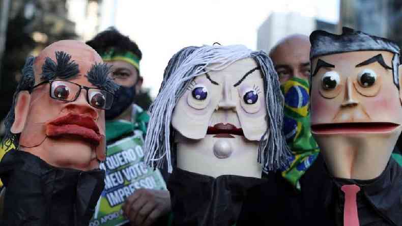 Fantoches representam ministros do STF em protesto favorvel a Bolsonaro em So Paulo(foto: Reuters)