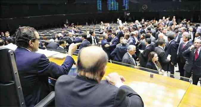 Parlamentares tero em 2015 verba de emendas num total de R$ 9,8 bilhes(foto: Gustavo Lima/Cmara dos Deputados)