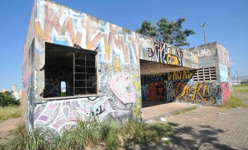 Vestiário foi totalmente destruído; no local, havia banheiros que, hoje, te tornaram um amontoado de entulho(foto: Gladyston Rodrigues/EM/D.A Press) Na foto, vestiário totalmente depredado