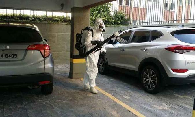 Agentes estão entrando nos prédios para aplicar substância que combate os mosquitos(foto: Paulo Filgueiras/EM/D.A PRESS) Agentes estão entrando nos prédios para aplicar substância que combate os mosquitos(foto: Paulo Filgueiras/EM/D.A PRESS)