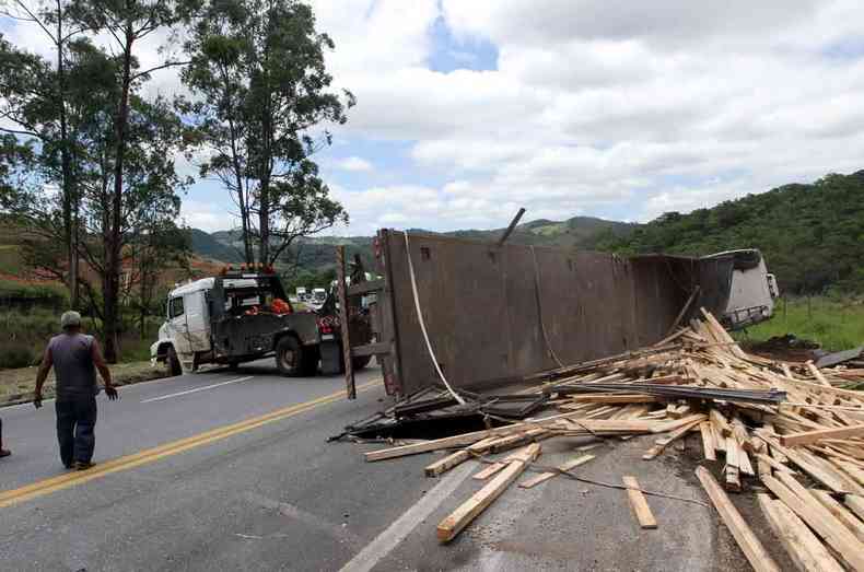 (Joo Monlevade - MG. Acidente envolvendo caminho carregado de madeira no trecho a duplicar da BR-381 no Km 364) 