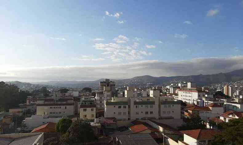 Vista da Serra do Curral, em BH, com cu claro e poucas nuvens(foto: Frederico Teixeira/EM/D.A Press)