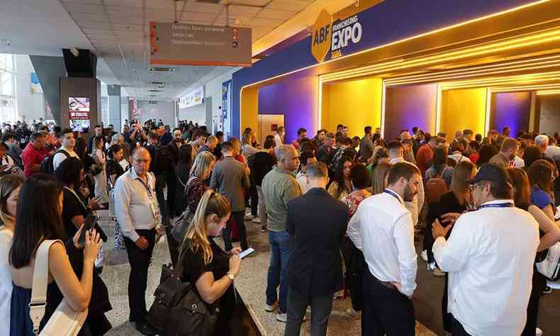 Pessoas na porta, fazendo na fila para entrar ao evento.