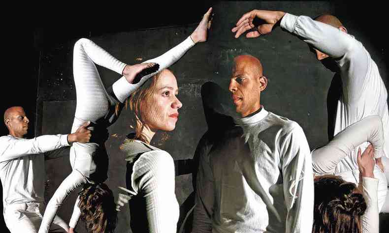 Montagem com os atores Kelly Crifer e Getlio Ramalho, vestidos de malha branca, executando movimentos de contorcionismo