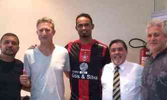 Rone Moraes (direita) disse que acertou ao contratar o goleiro Bruno Fernandes(foto: Boa Esporte/Divulgao)