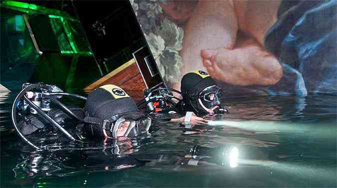Mergulhadores militares abriram um novo buraco no casco do navio(foto: AFP PHOTO / MARINA MILITARE / HO)