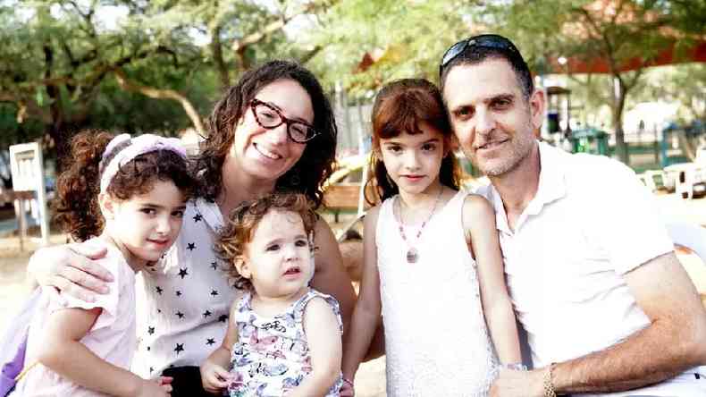 Mati Danzig fotografado com sua esposa Shiri e as filhas Aviv, 8 (E), Alma, 2 (centro) e Naama, 7 (D)