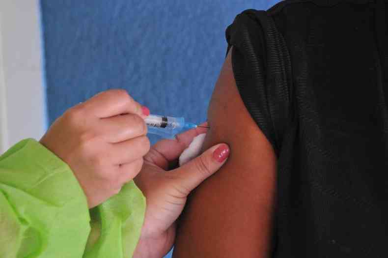 Borda da Mata vacina pessoas acima de 56 anos contra a COVID nesta sexta-feira (11)(foto: Gladyston Rodrigues/EM/D.A Press)