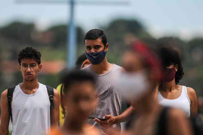 Algumas pessoas ainda se arriscam sem uso da mscara(foto: Leandro Couri/EM/D.A. Press)