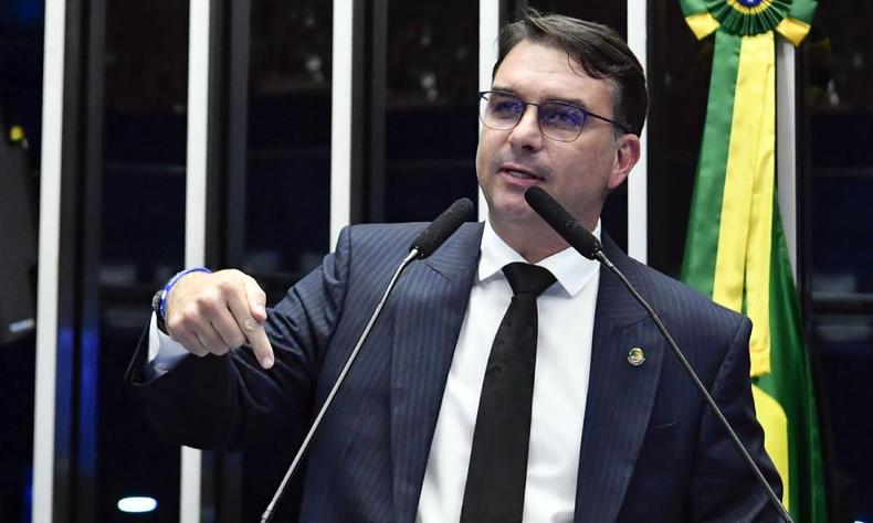 Senador pediu afastamento do novo juiz da Lava-Jato(foto: Waldemir Barreto/Agência Senado) Flávio Bolsonaro