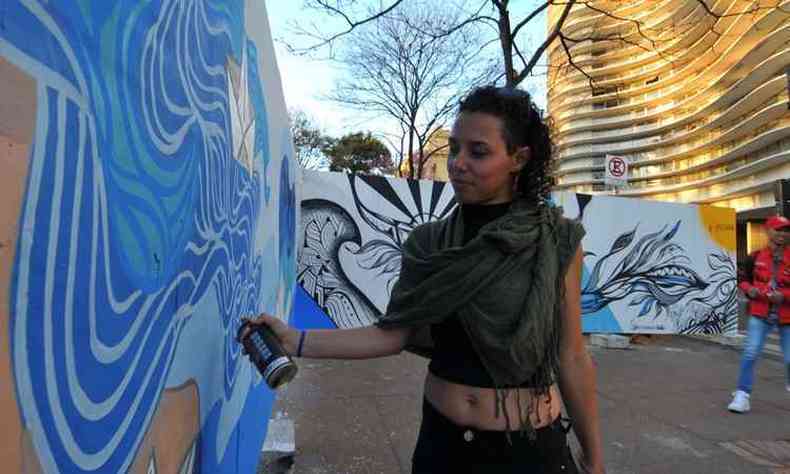 A grafiteira Camila Corrêa alia talento e criatividade para dar tons da arte de rua ao tradicional cartão-postal de BH(foto: Ramon Lisboa/EM/D.A Press)