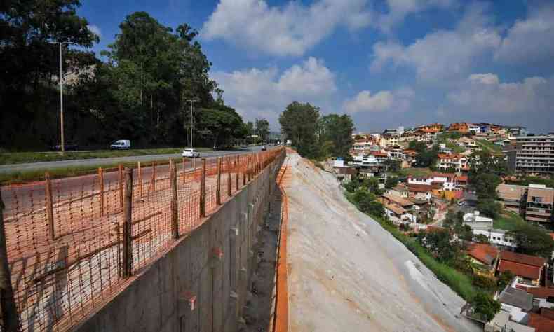 Na foto, muro de conteno construdo na Curva do Ponteio, BR-356, em Belo Horizonte