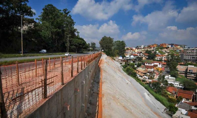 Na foto, muro de conteno construdo na Curva do Ponteio, BR-356, em Belo Horizonte