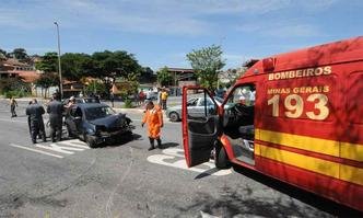 Testemunhas disseram que vítima estava no sentido Centro quando carro atingiu árvore no canteiro central e rodou na pista(foto: Túlio Santos/EM/DA Press) Testemunhas disseram que vítima estava no sentido Centro quando carro atingiu árvore no canteiro central e rodou na pista(foto: Túlio Santos/EM/DA Press)
