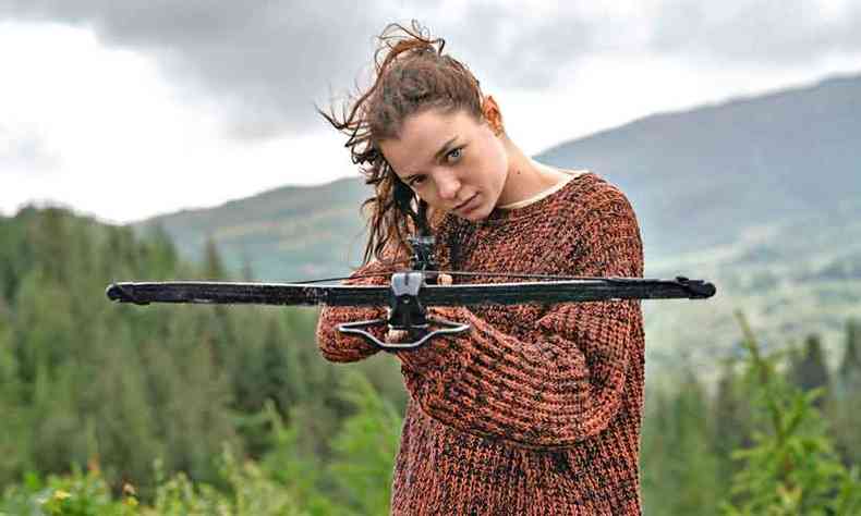 A atriz britnica Esme Creed-Miles desempenha na srie o papel da protagonista que foi de Saoirse Ronan no cinema (foto: Fotos: AMAZON PRIME VIDEO/DIVULGAO )