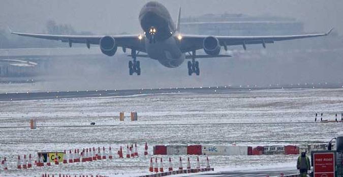 Neve no aeroporto de Heathrow, em Londres(foto: Andrew Cowie / AFP)