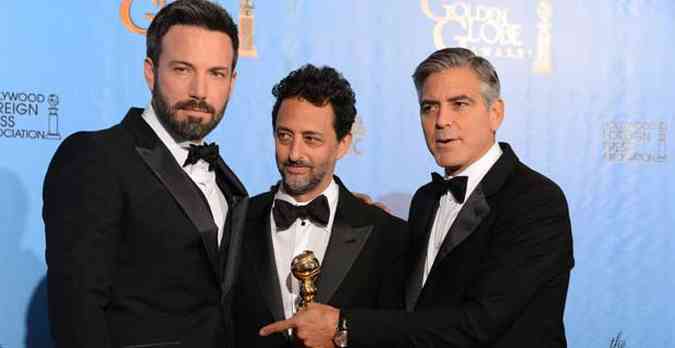 Ben Affleck (esquerda), premiado no Globo de Ouro por Argo, ao lado dos produtores Grant Heslov e George Clooney(foto: ROBYN BECK / AFP)