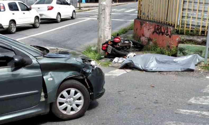 Fotos enviadas por populares ao Corpo de Bombeiros mostram a esquina onde o acidente ocorreu(foto: Reproduo da internet/WhatsApp)