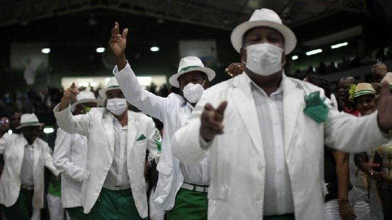 Ensaio da escola de samba Mocidade Independente de Padre Miguel em meio à pandemia, no Rio(foto: Reuters) Homens com trajes típicos de sambistas aparecem gesticulando enquanto cantam com máscara