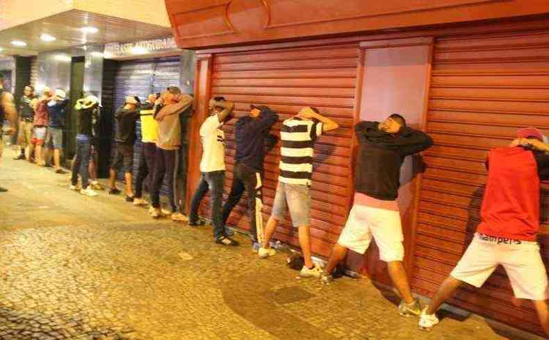 Na Savassi, grupos fizeram arrastes na noite de sbado e madrugada de domingo(foto: Sidney Lopes/EM/D.A Press)