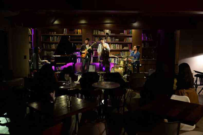Msicos do Evan Megaro Trio tocam na pr-inaugurao do Clube de Jazz
