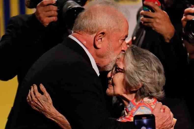 Lula beija na testa apoiadora dele